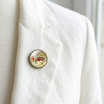 Вінтажна брошка-кабошон «Пташки на квітучій гілці»