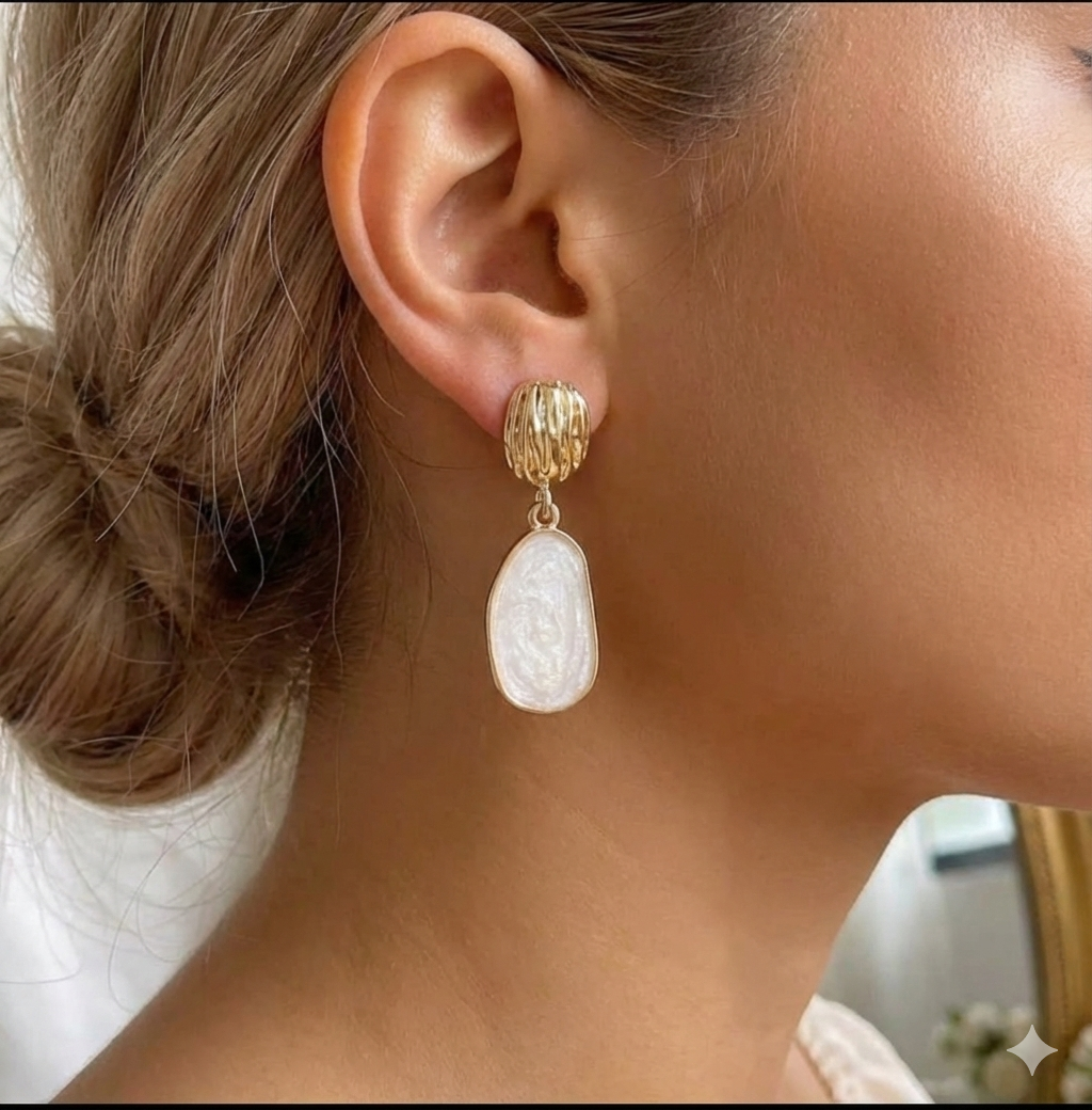 Золотисті сережки з перламутровою підвіскою "Овальна елегантність"