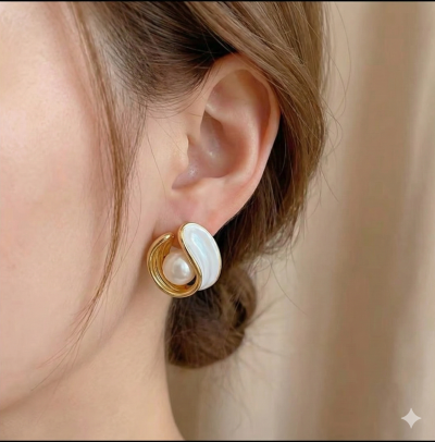 Сережки з перлиною та білою емаллю "Перлинна мушля"