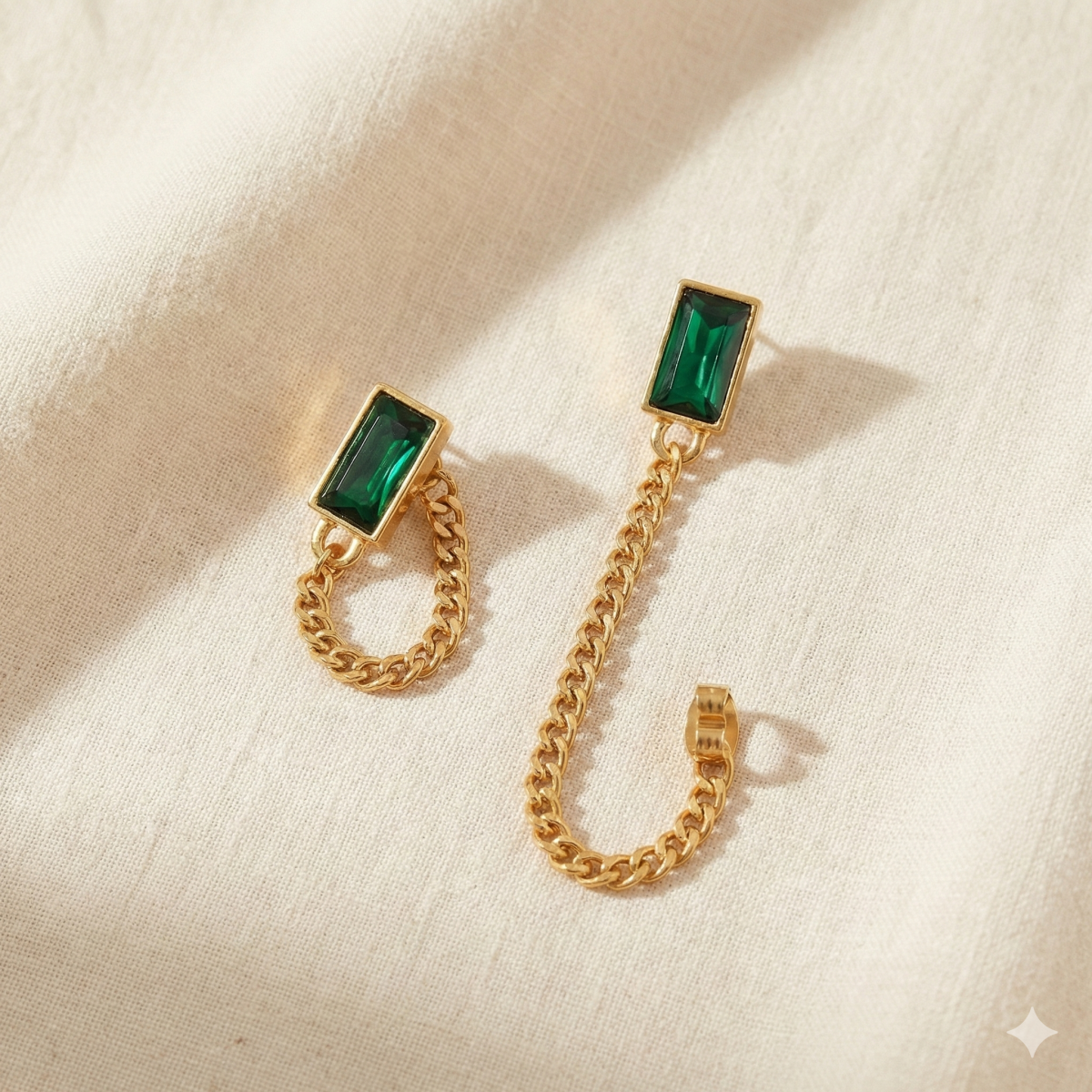 Сережки-пусети з зеленим кристалом та ланцюжком "Смарагдовий шик"