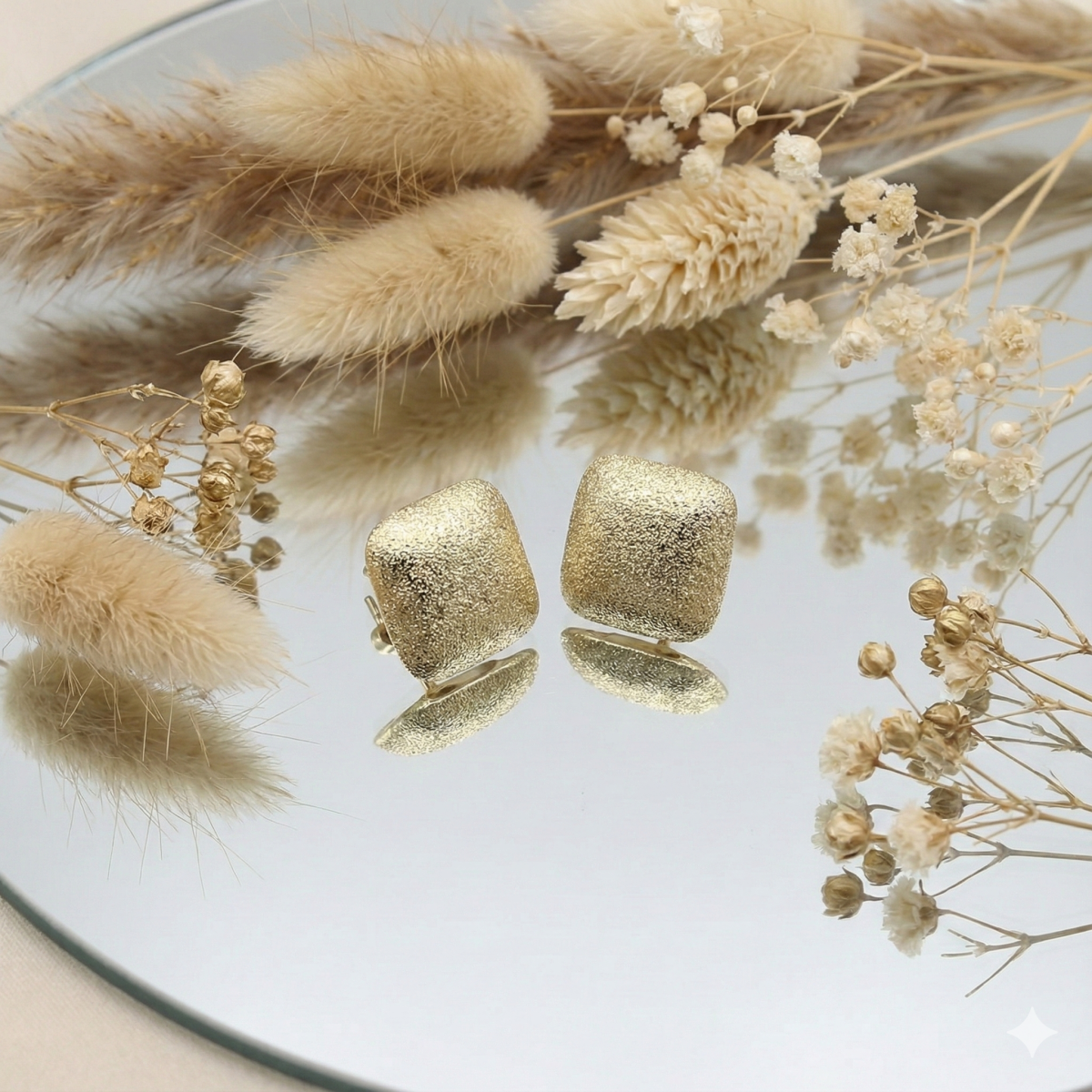 Золотисті квадратні сережки-пусети "Золотий пісок"