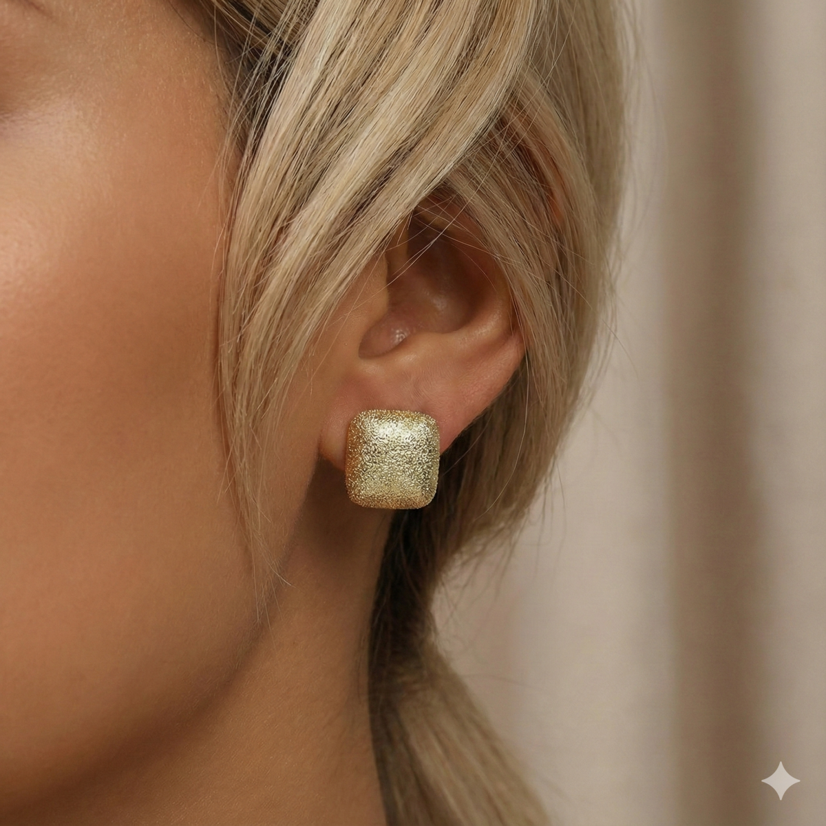 Золотисті квадратні сережки-пусети "Золотий пісок"