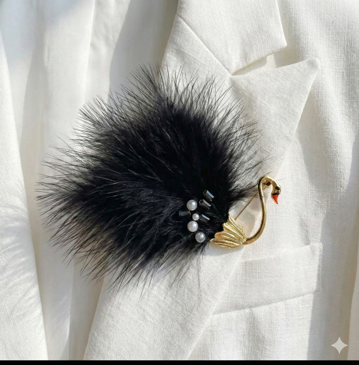Брошка "Чорний Павич" з натуральним пір'ям та перлинами