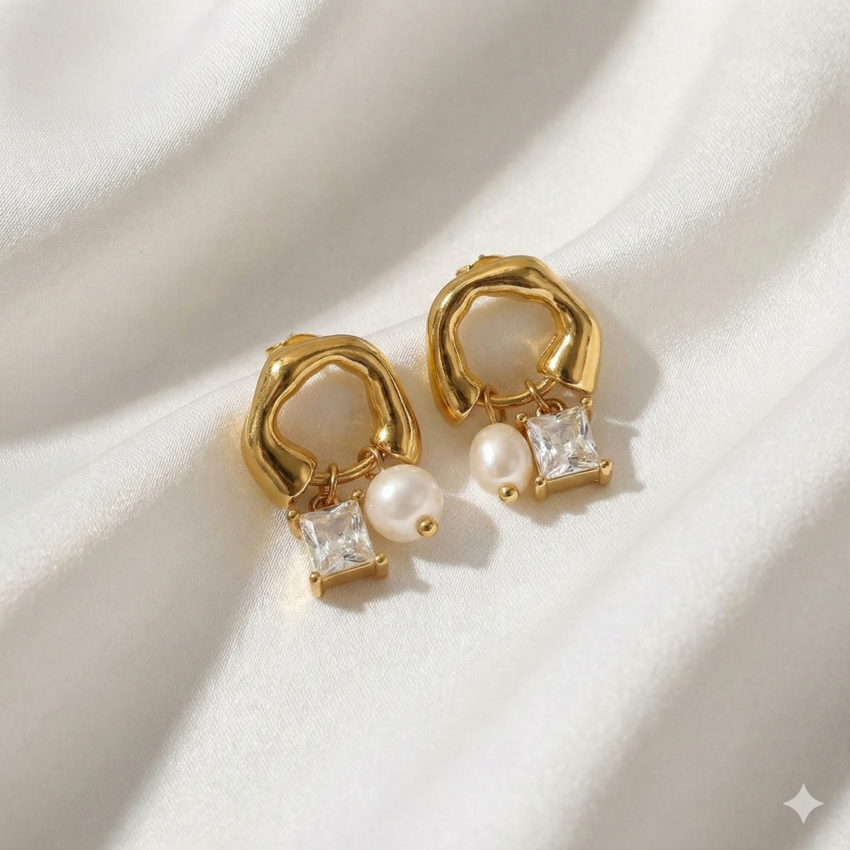 Вишукані золотисті сережки-кільця з натуральними перлами та кристалом