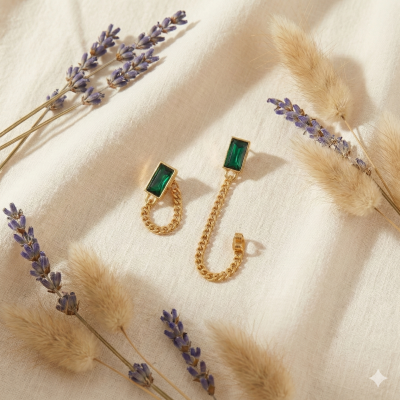 Сережки-пусети з зеленим кристалом та ланцюжком "Смарагдовий шик"