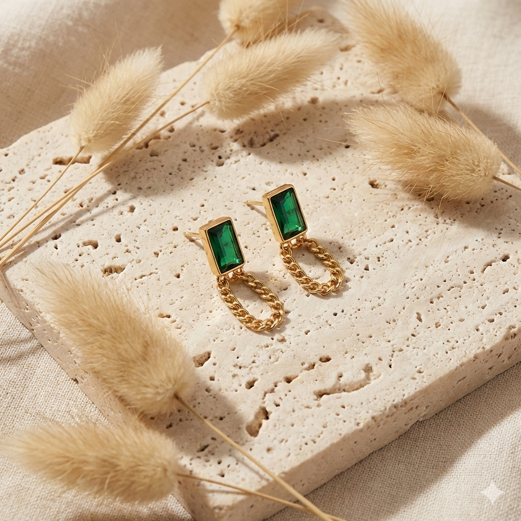 Сережки-пусети з зеленим кристалом та ланцюжком "Смарагдовий шик"
