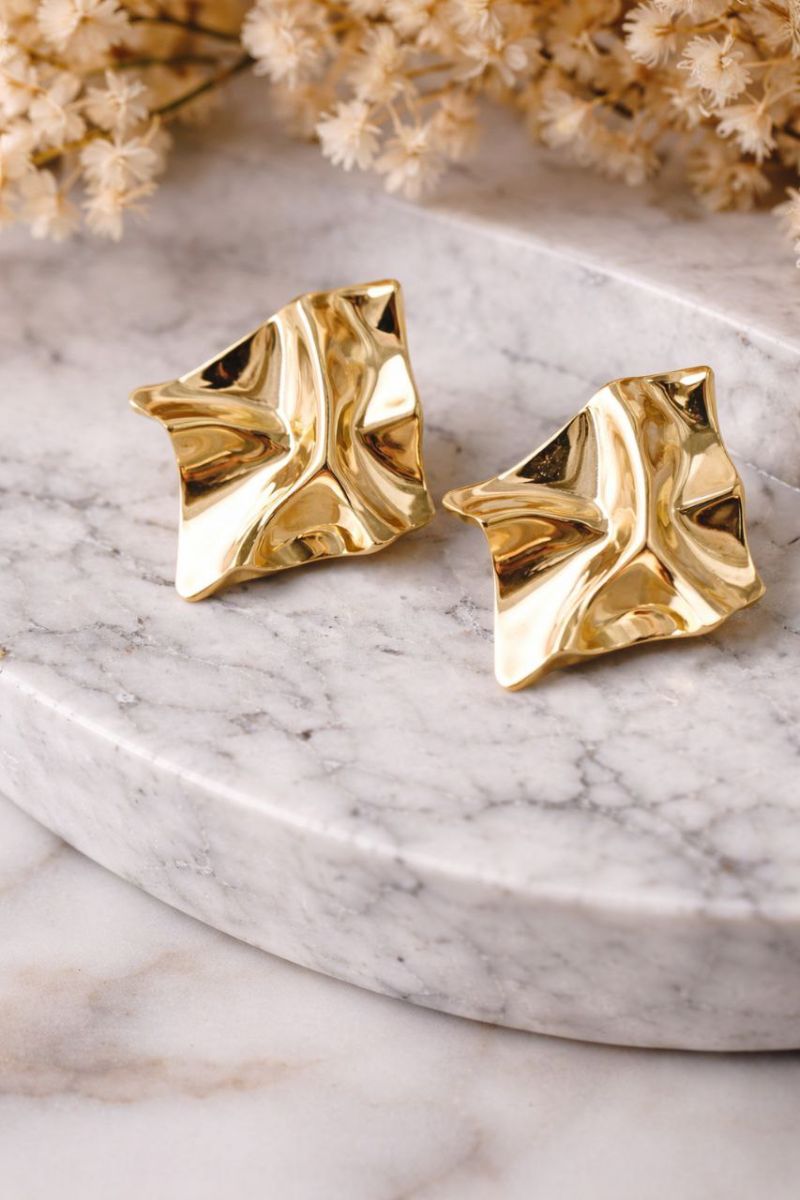 Золотисті сережки з геометричним дизайном