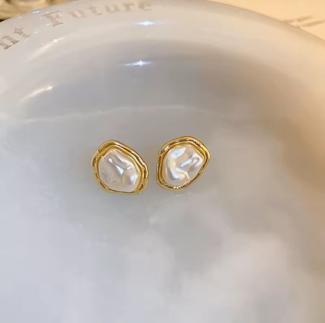 Вінтажні сережки-пусети з імітацією барокових перлин у фактурному золоті