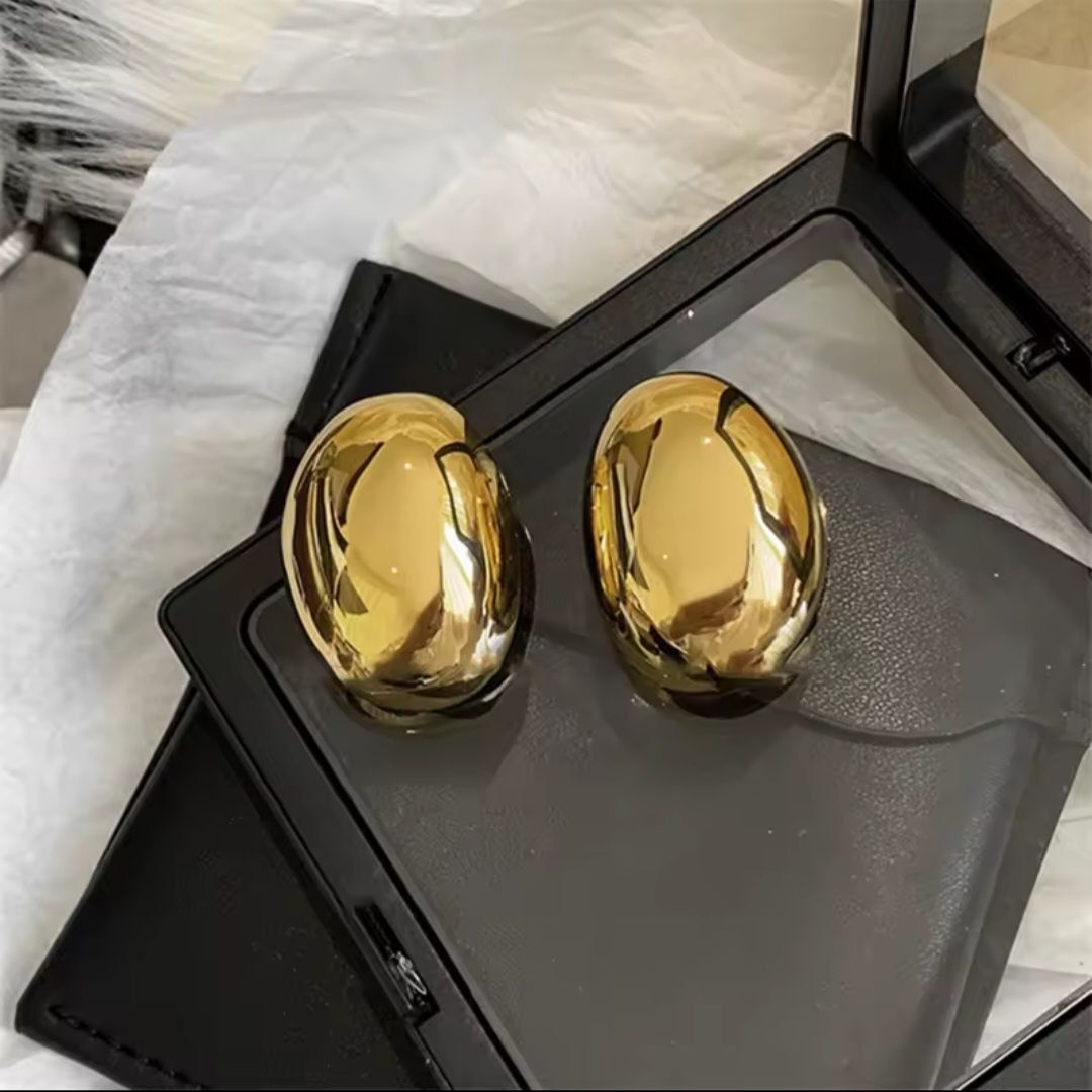 Трендові золотисті сережки-краплі в стилі Liquid Metal