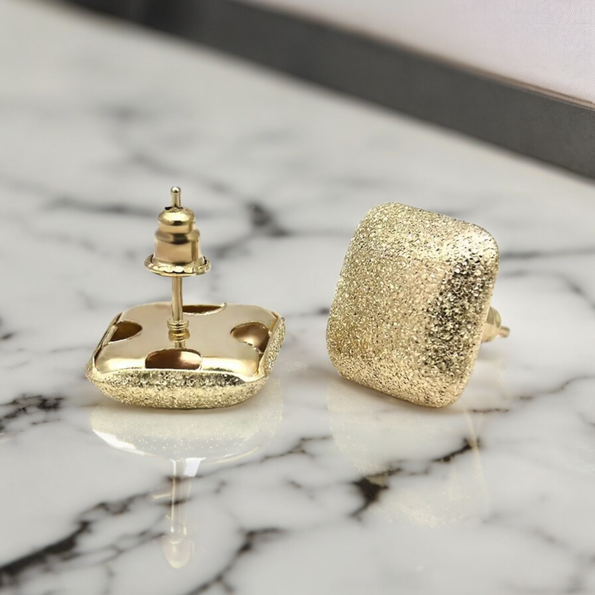 Золотисті квадратні сережки-пусети "Золотий пісок"