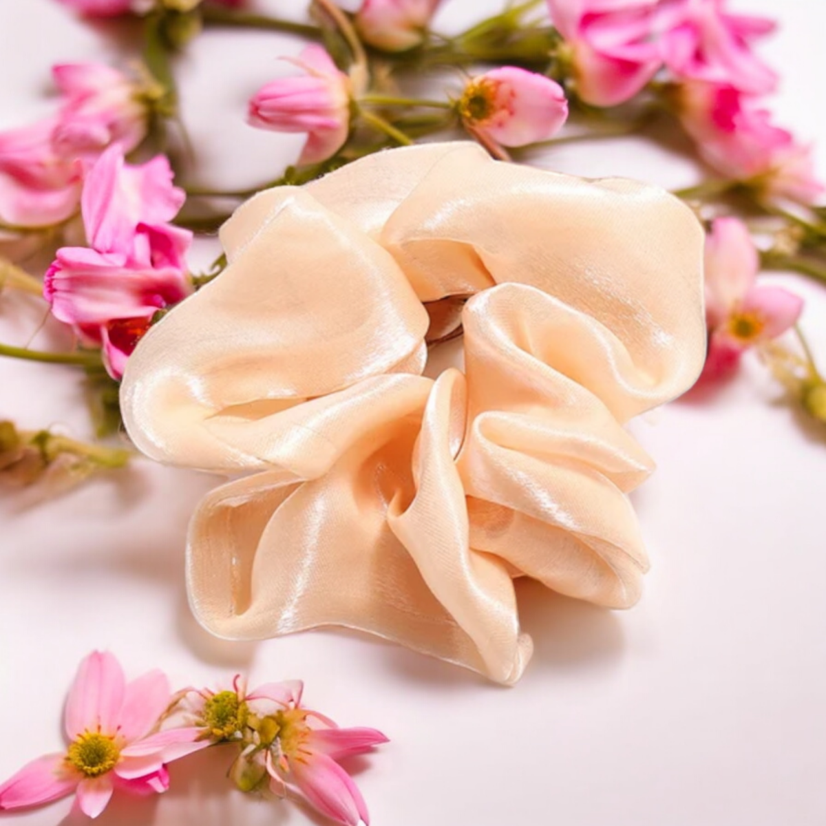 Об'ємна шовковиста резинка-скранч «Ніжний Сатин» (кольори в асортименті)