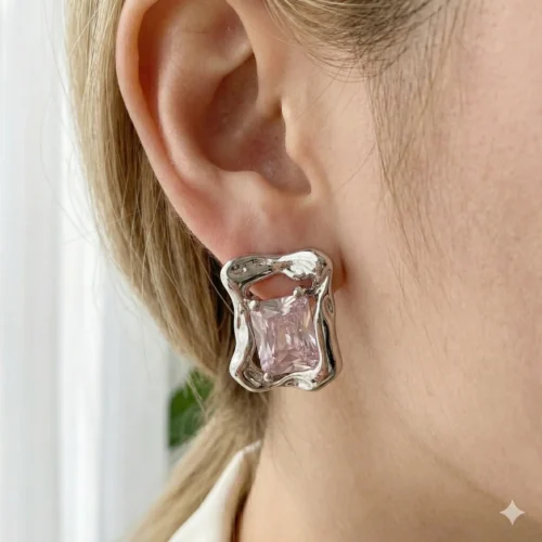 Сріблясті сережки-пусети з ефектом «рідкий метал» та квадратним кристалом