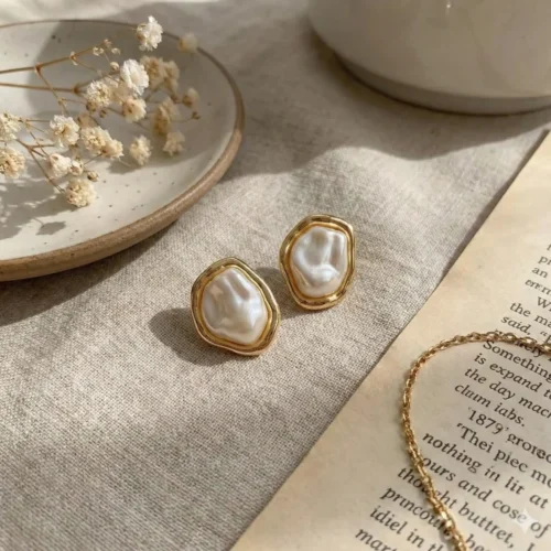 Вінтажні сережки-пусети з імітацією барокових перлин у фактурному золоті