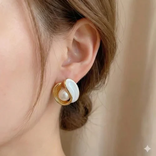 Сережки з перлиною та білою емаллю "Перлинна мушля"