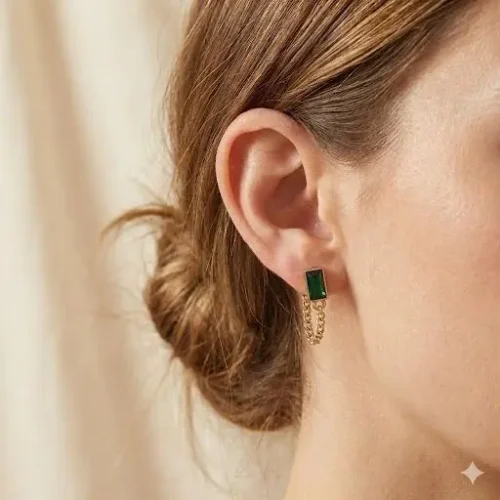Сережки-пусети з зеленим кристалом та ланцюжком "Смарагдовий шик"