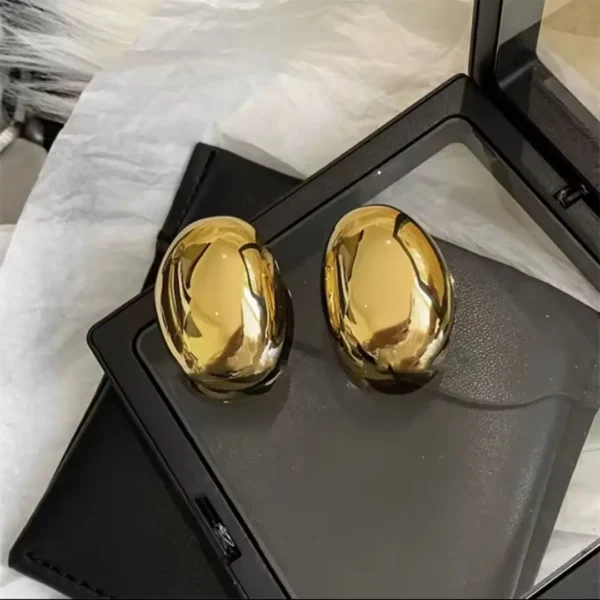 Трендові золотисті сережки-краплі в стилі Liquid Metal
